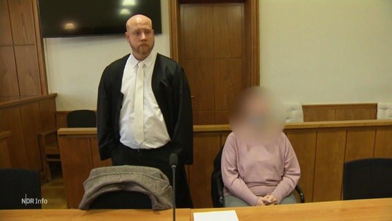 Eine Frau und ihr Verteidiger in einem Gerichtssaal. © Screenshot 