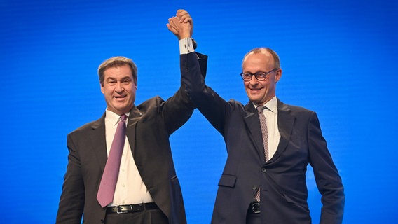 Markus Söder und Friedrich Merz beim CSU-Parteitag 2022. © NDR 