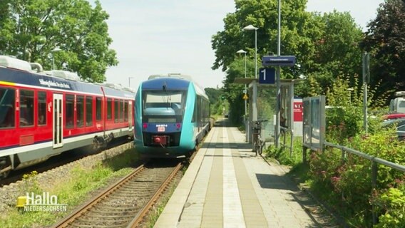 Zwei Züge auf einem Bahnhof. © Screenshot 