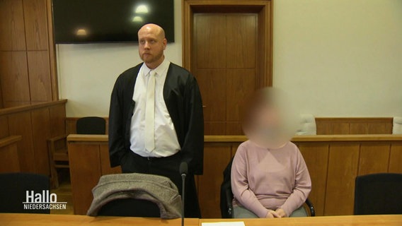 Eine Angeklagte Frau und ihr Verteidiger in einem Gerichtssaal. © Screenshot 