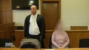 Eine Angeklagte Frau und ihr Verteidiger in einem Gerichtssaal. © Screenshot 
