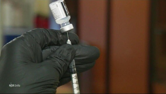 Eine Impfspritze wird aufgezogen. © Screenshot 