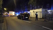Ein Auto und ein Rettungswagen nach einem Unfall in Hamburg-Altona. © TeleNewsNetwork 