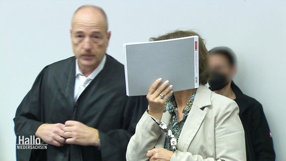 Reichsbürgerin, Heike Werding, verdeckt ihr Gesicht im Gerichtssaal © Screenshot 
