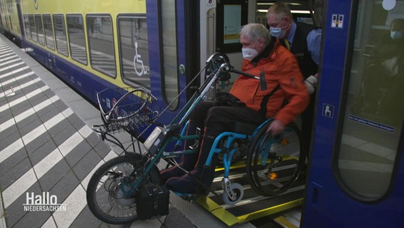 Rollstuhlfahrende Person beim Verlassen des Metronom über die Rampe © Screenshot 