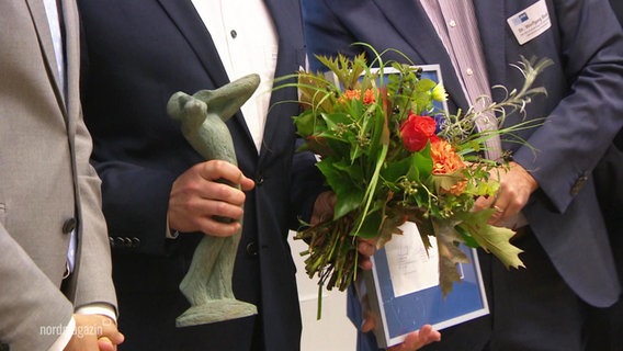Denis Kliewer hält seinen Rufer Medienpreis © Screenshot 