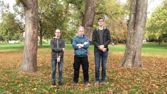 Maximilian, Johannes und Jonathan stehen vor ein paar Bäumen. © Screenshot 