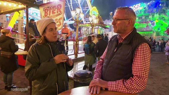Reporterin im Gespräch mit Schausteller auf dem Parchimer Martinimarkt. © Screenshot 