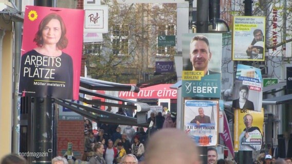 Wahlplakate in einer vollen Rostocker Einkaufsstraße. © Screenshot 