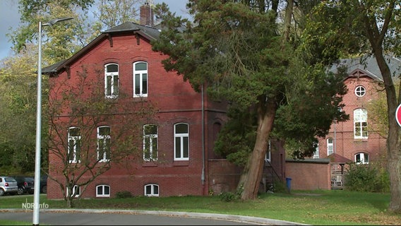 Rote Steingebäude einer Klinik. © Screenshot 
