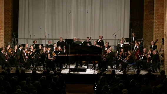 Die NDR Radiophilharmonie unter der Leitung von Chefdirigent Andrew Manze, am Klavier Yeol Eum Son © Screenshot 