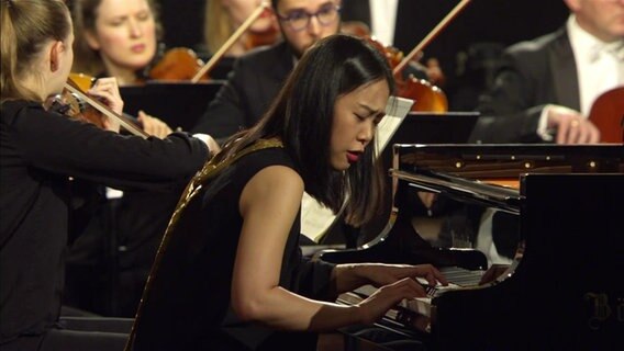 Die südkoreanische Pianistin Yeol Eum Son im Konzert mit der NDR Radiophilharmonie © Screenshot 