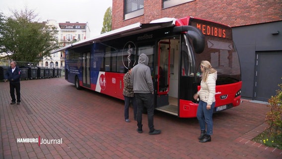 Mehrere Leute stehen vor einem Linienbus mit der Bezeichnung "Medibus" im Fahrtzielanzeiger. © Screenshot 