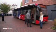 Mehrere Leute stehen vor einem Linienbus mit der Bezeichnung "Medibus" im Fahrtzielanzeiger. © Screenshot 