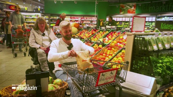 Rollstuhlfahrerin Eileen Lensch und Reporter Philipp Jeß testen die Barrierefreiheit beim Einkaufen im Supermarkt. © Screenshot 