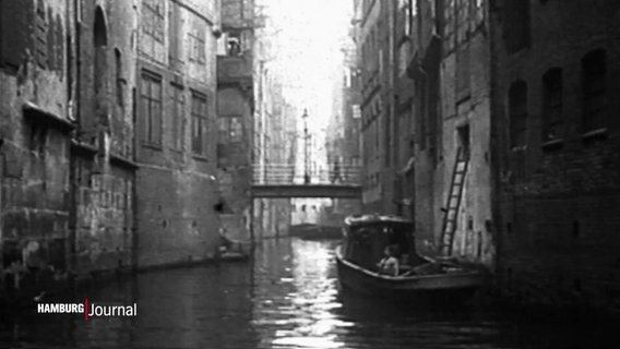Historisches Schwarz-Weiß Foto eines Elbfleets durch das Hamburger Gängeviertel. © Screenshot 