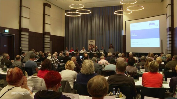 Der Sozialverband VdK tagt in einem Saal in Rostock. © Screenshot 