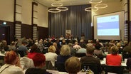 Der Sozialverband VdK tagt in einem Saal in Rostock. © Screenshot 