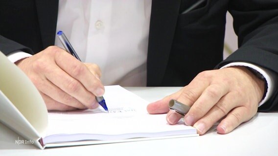 Der Koalitionsvertrag wird unterzeichnet. © Screenshot 