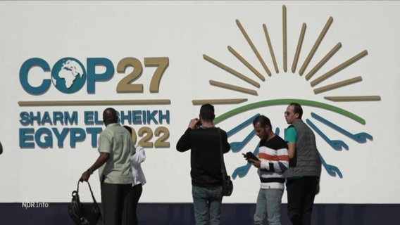 Das Logo der Cop 27 in Ägypten mit Besuchenden im Vrodergrund © Screenshot 