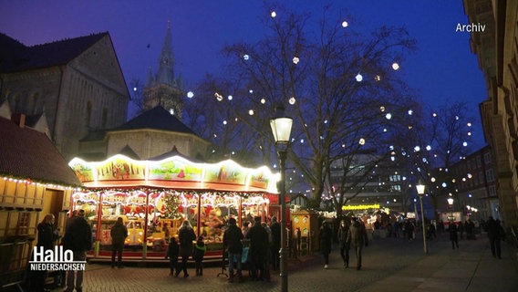 Ein Karrussel auf dem Braunschweiger Weihnachtsmarkt im Abenddunkel © Screenshot 