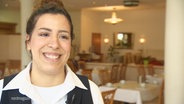 Eine Frau aus Marokko arbeitet nun in der Gastro in einem Hotel. © Screenshot 