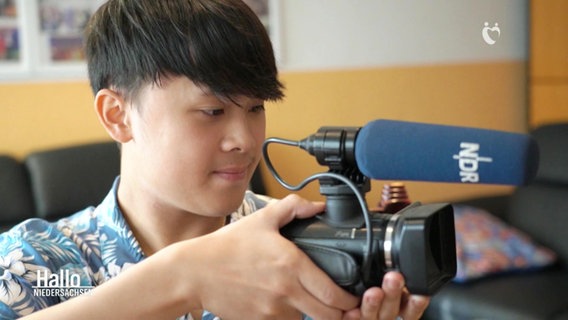 Nachwuchs-Reporter Thang filmt mit einer Kamera seine Eltern für einen journalistischen Beitrag © Screenshot 