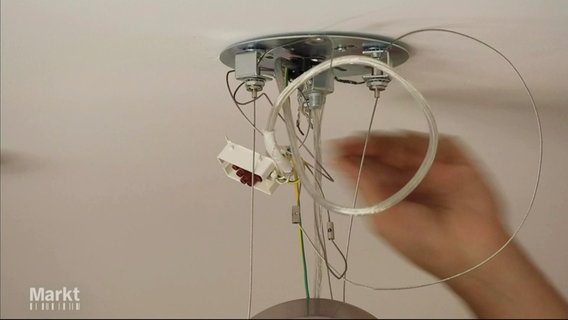 Das Bild zeigt den Anschluss einer Deckenlampe aus nächster Nähe. © Screenshot 