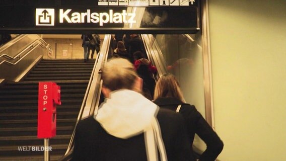 Die Rolltreppe der U-Bahn Station Karlsplatz in Wien © Screenshot 