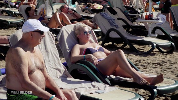 Deutsche Reisende sonnen sich am Strand der türkischen Riviera © Screenshot 