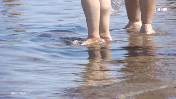 Blanke Füße stehen in der Ostsee. © Screenshot 
