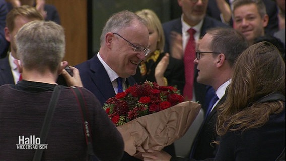 Stephan Weil erhält einen Blumenstrauß als Gratulation für seine Vereidigung als Ministerpräsident © Screenshot 