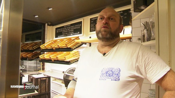 Heiko Fehrs in seiner kleinen Bäckerei in Hamburg. © Screenshot 