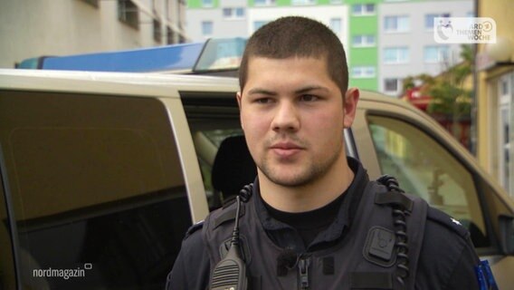 Ein Polizist aus Parchim wird befragt. © Screenshot 