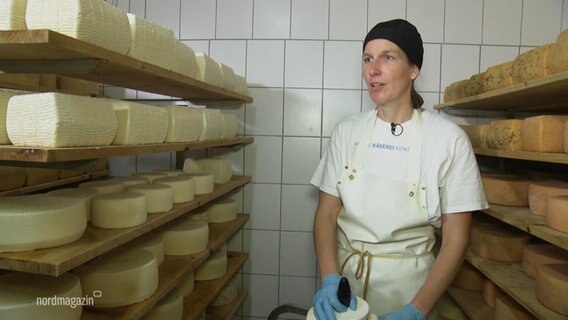 Eine Frau arbeitet in einer Käserei. © Screenshot 