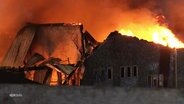 Eine brennende Gewerbehalle in Meppen. © Screenshot 