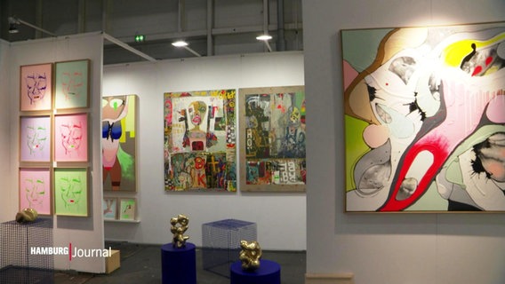 Verschiedene Gemälde und Skulpturen in einer Ausstellung. © Screenshot 
