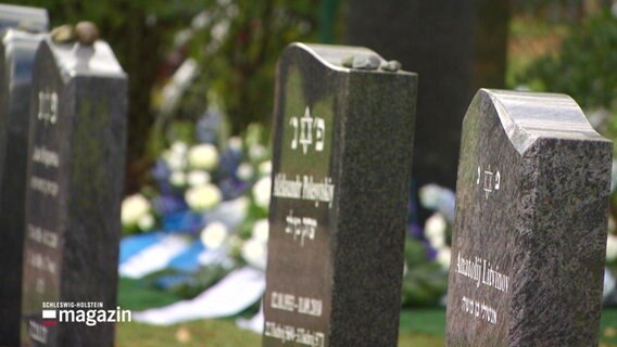 Grabsteine stehen auf einem jüdischen Friedhof. © Screenshot 