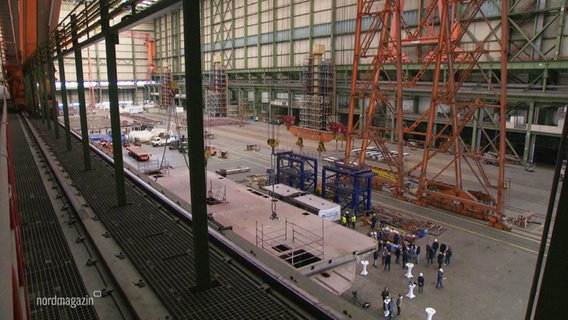 Die Werkshalle einer Werft. © Screenshot 