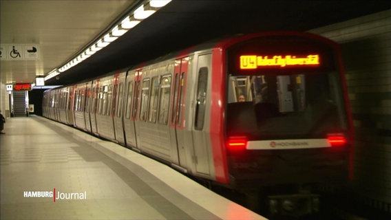 Eine U-Bahn steht an einem Bahnsteig. © Screenshot 