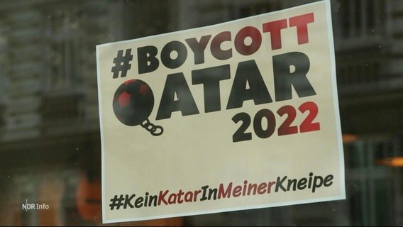 Ein Poster mit der Aufschrift "#Boykott Quatar 2022" hängt in einem Fenster. © Screenshot 