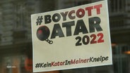 Ein Poster mit der Aufschrift "#Boykott Quatar 2022" hängt in einem Fenster. © Screenshot 