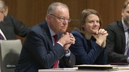Niedersachsens Ministerpräsident Stephan Weil (SPD) und Kultusministerin Julia Hamburg (Grüne) sitzen an einem Tisch. © Screenshot 