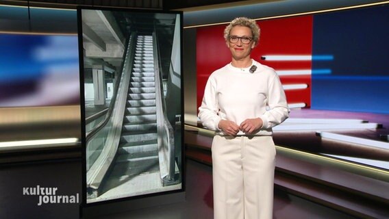 Julia Westlake moderiert das Kulturjournal © Screenshot 