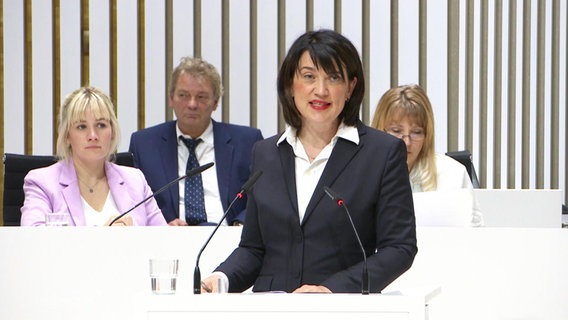 Justizministerin Jacqueline Bernhardt am Pult im Landtag MV. © Screenshot 