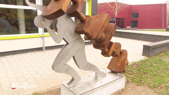 Ein Mahnmal zur Erinnerung an Zwangsarbeiter in Wiesenfeld. © Screenshot 