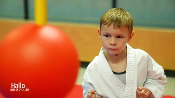 Kleiner Junge macht Karate. © Screenshot 