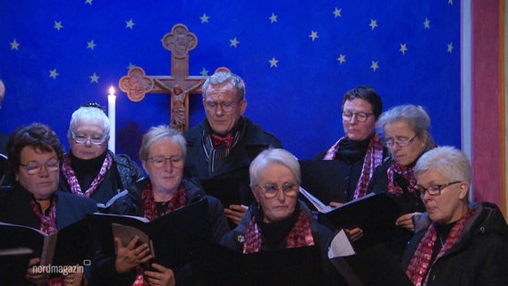 Ein Chor singt in einer Kapelle. © Screenshot 