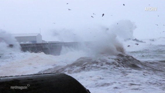 Aufgewühles Meer bei Sturmflut. © Screenshot 
