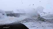 Aufgewühles Meer bei Sturmflut. © Screenshot 